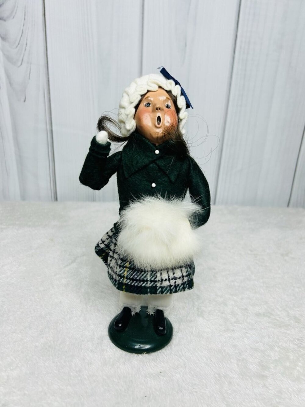Byers Choice Caroler Woman Green Outfit White Fur Muff 1988 Vintage